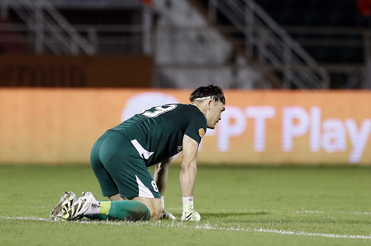 Thủ thành Patrik Lê Giang đổ gục sau thất bại của đội nhà.