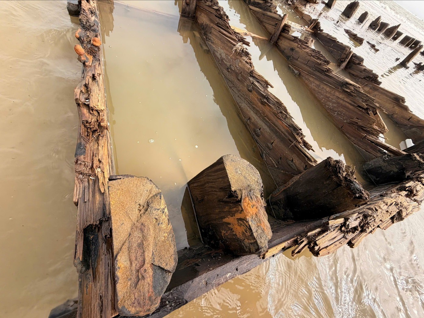 Nhìn gần tàu cổ trồi lên ở bãi biển Hội An sau bão số 13 - 6