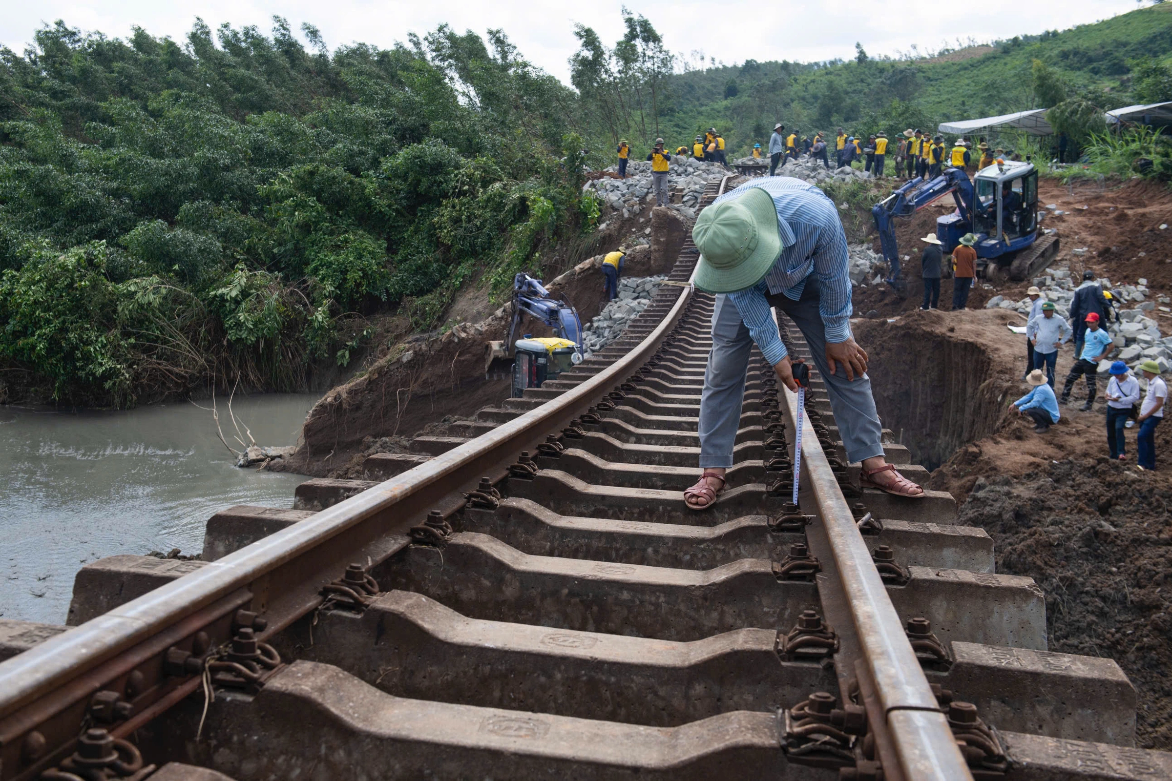 Đường sắt võng xuống sông do bão Kalmaegi tàn phá - 6