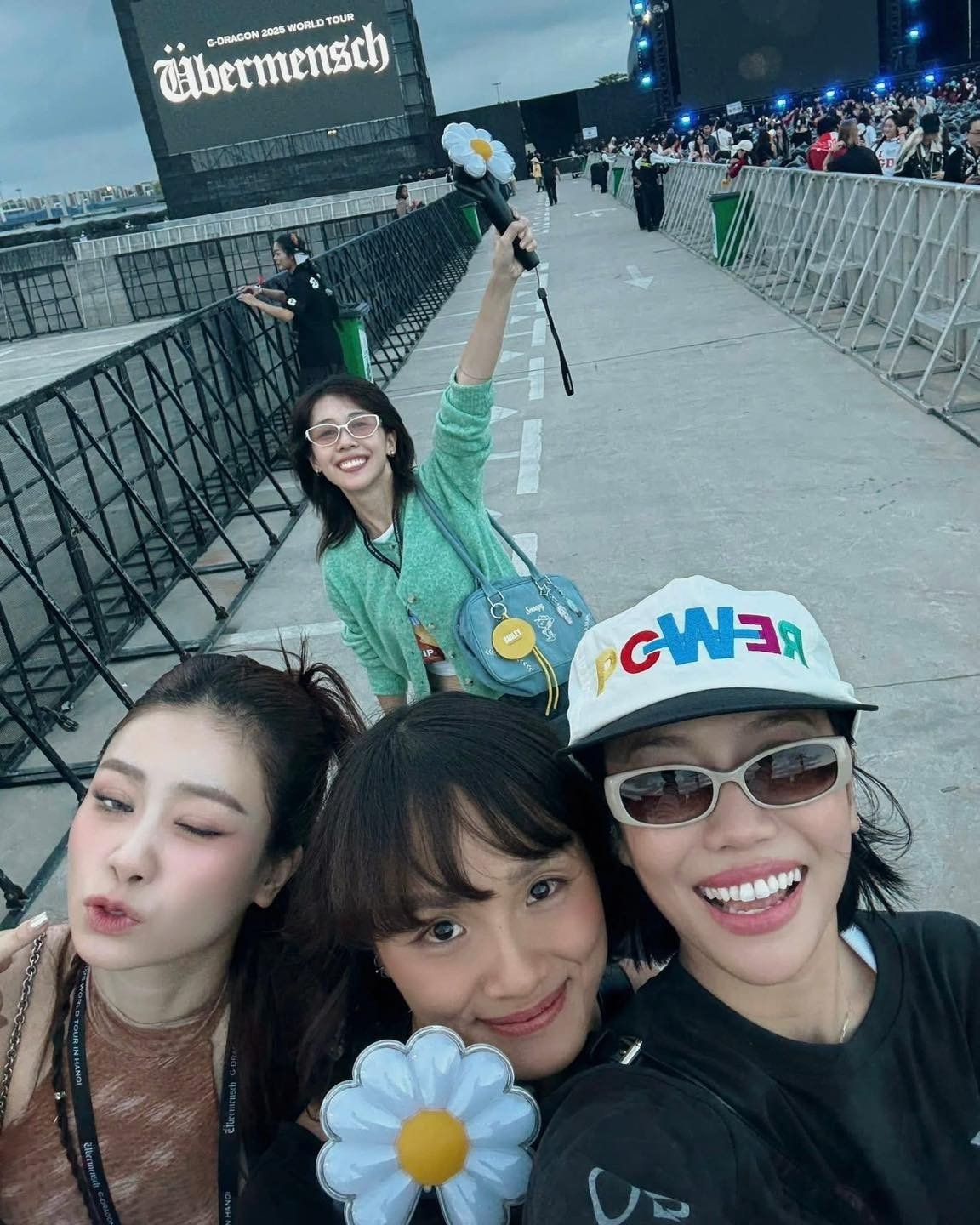 Ca sĩ Dương Hoàng Yến, diễn viên Diệu Nhi, Hậu Hoàng cầm trên tay cặp vé VIP cùng những tấm ảnh thẻ bo góc vào xem thần tượng.