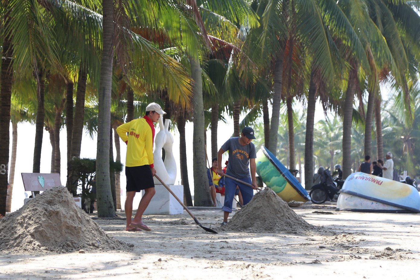Bãi biển Đà Nẵng lại sạch đẹp như chưa hề có... bão - 24