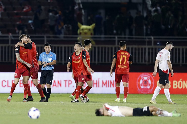 Trong khi các cầu thủ Ninh Bình mở hội trên sân Thống Nhất.