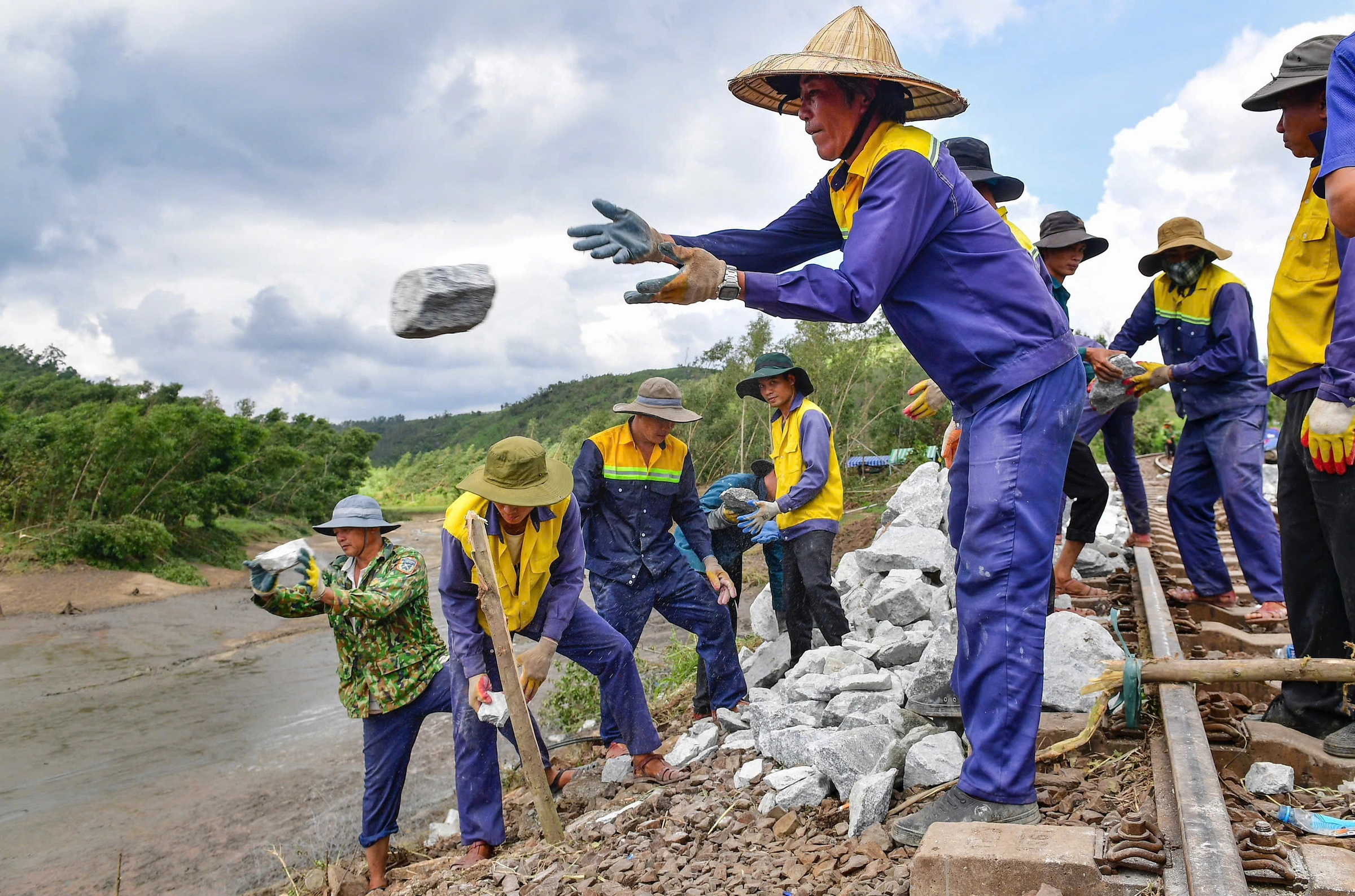 Đường sắt võng xuống sông do bão Kalmaegi tàn phá - 12
