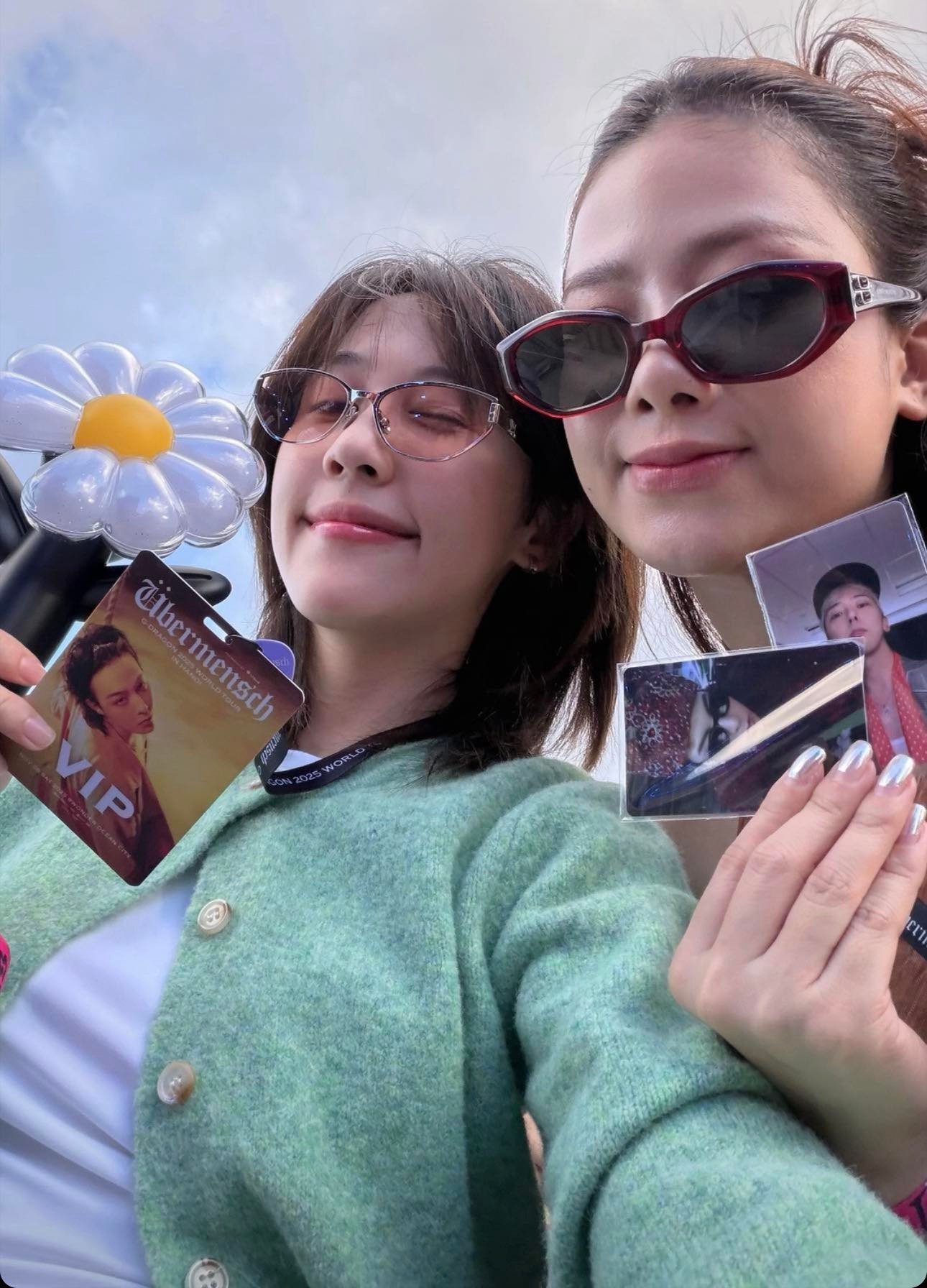 Ca sĩ Dương Hoàng Yến, diễn viên Diệu Nhi, Hậu Hoàng cầm trên tay cặp vé VIP cùng những tấm ảnh thẻ bo góc vào xem thần tượng.