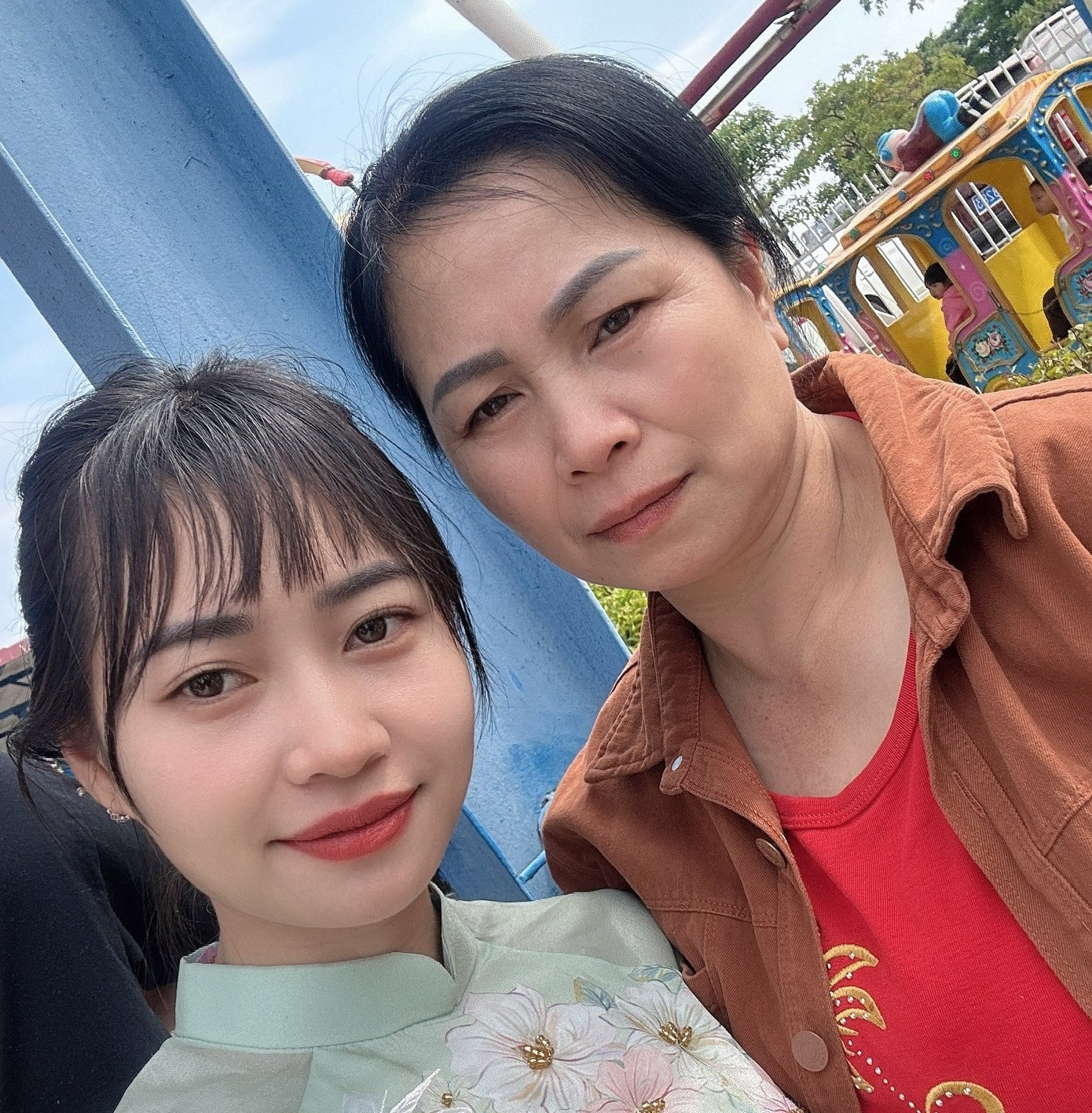 Chị Nguyễn Thị Mỹ và cháu gái Phan Thị Thanh Nga trong cuộc đoàn tụ ở Trung Quốc. Ảnh: NVCC.