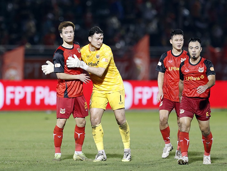 Thủ thành Đặng Văn Lâm chạy lên ăn mừng cùng Hoàng Đức.