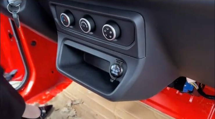 Nội thất xe có thiết kế tương đối đơn giản