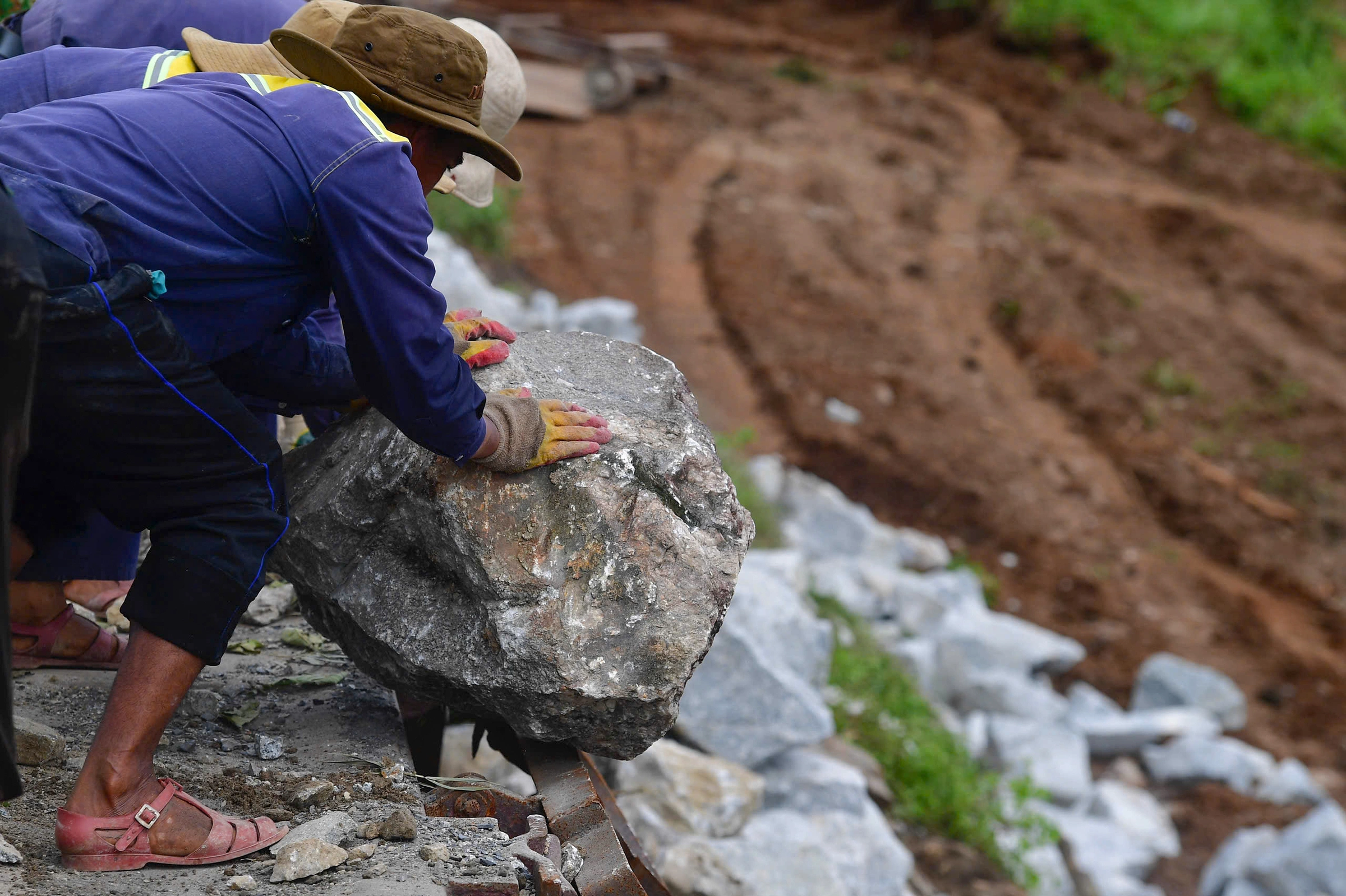 Đường sắt võng xuống sông do bão Kalmaegi tàn phá - 13