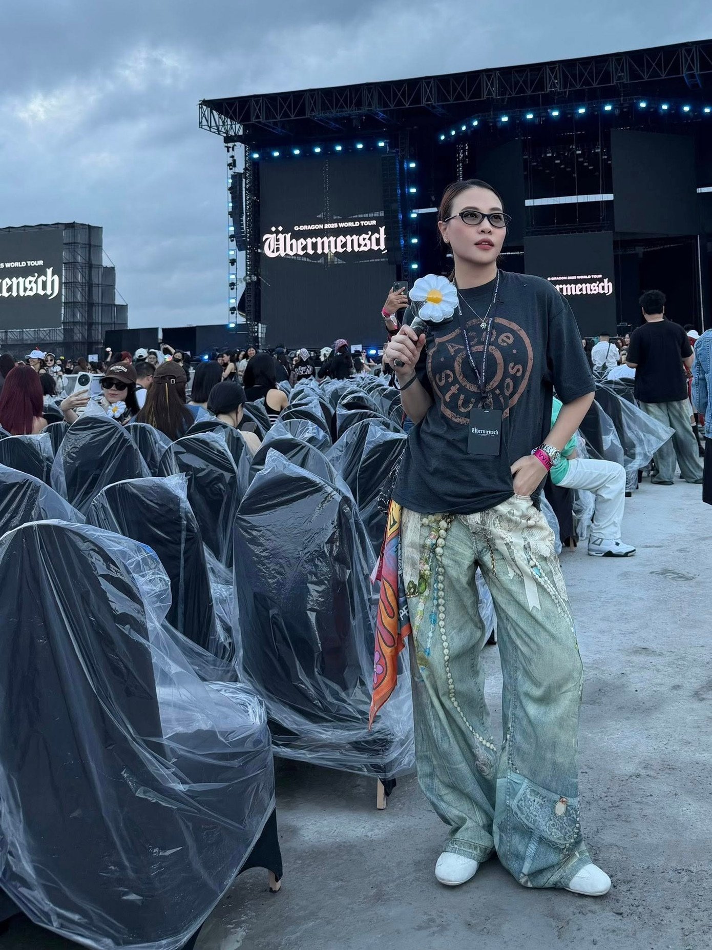 Đàm Thu Trang check in khu vực phía trong sân khấu.