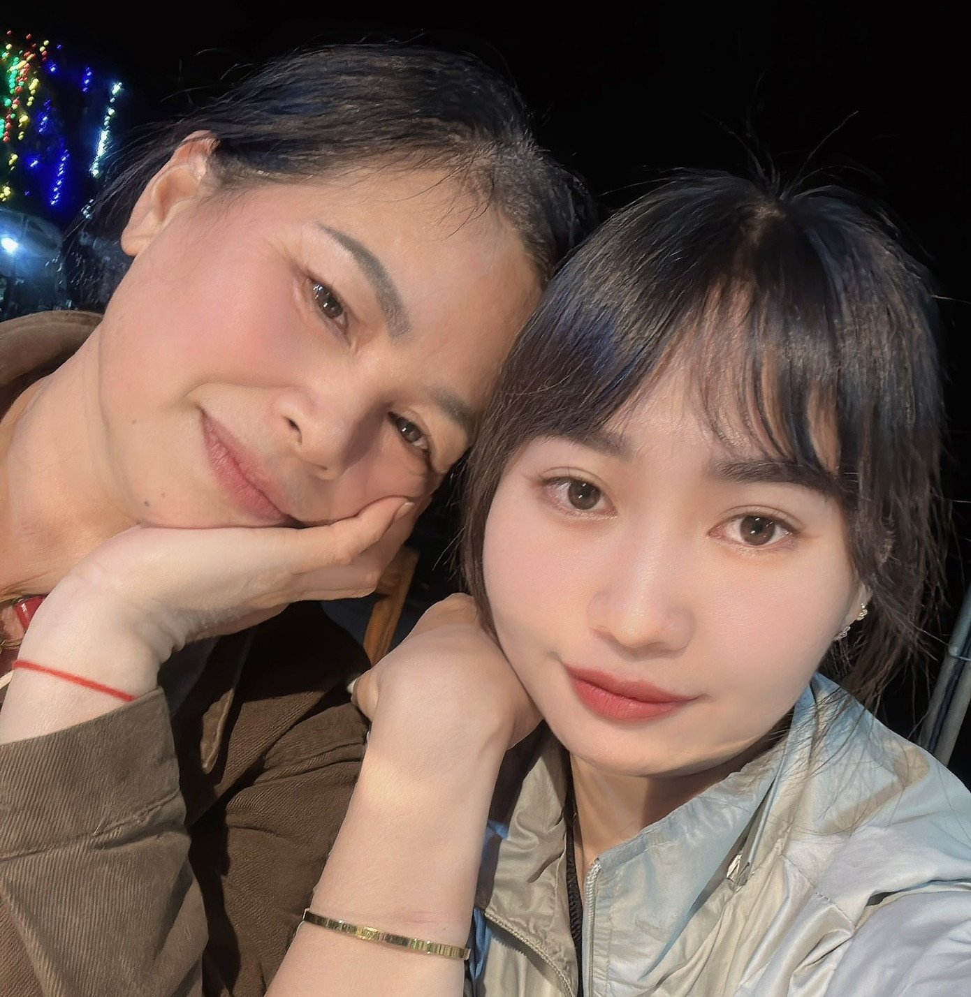 Chị Nguyễn Thị Mỹ và cháu gái Phan Thị Thanh Nga trong cuộc đoàn tụ ở Trung Quốc. Ảnh: NVCC.