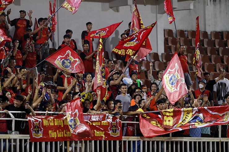 Niềm vui của hàng ngàn cổ động viên Ninh Bình có mặt trên sân Thống Nhất.