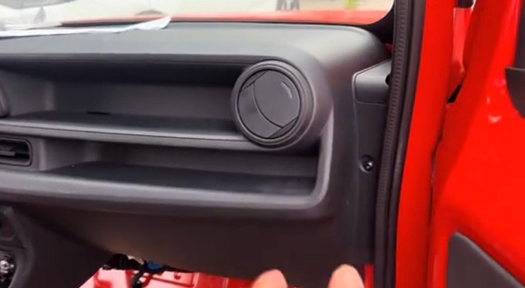 Nội thất xe có thiết kế tương đối đơn giản