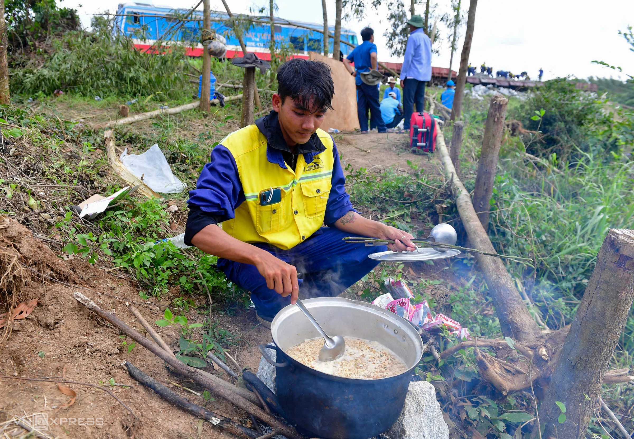 Đường sắt võng xuống sông do bão Kalmaegi tàn phá - 14