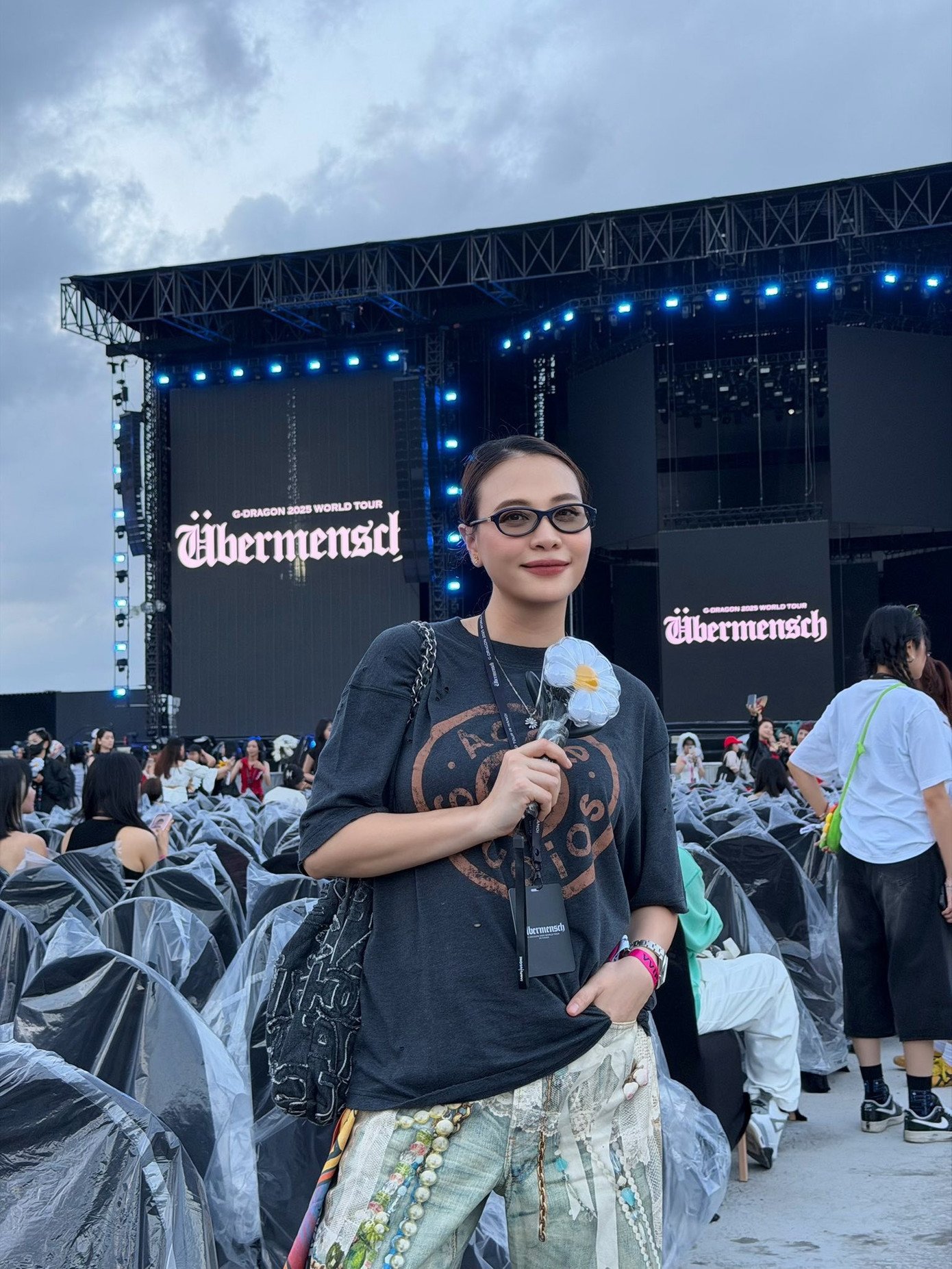 Đàm Thu Trang check in khu vực phía trong sân khấu.