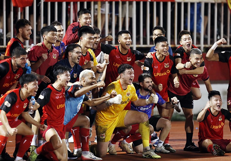 Các cầu thủ Ninh Bình ăn mừng cùng người hâm mộ. Với 3 điểm giành được trước Công an TP.HCM, Ninh Bình tiếp tục độc chiếm ngôi đầu bảng xếp hạng V-League với 27 điểm, hơn đội nhì bảng Công an Hà Nội 7 điểm.