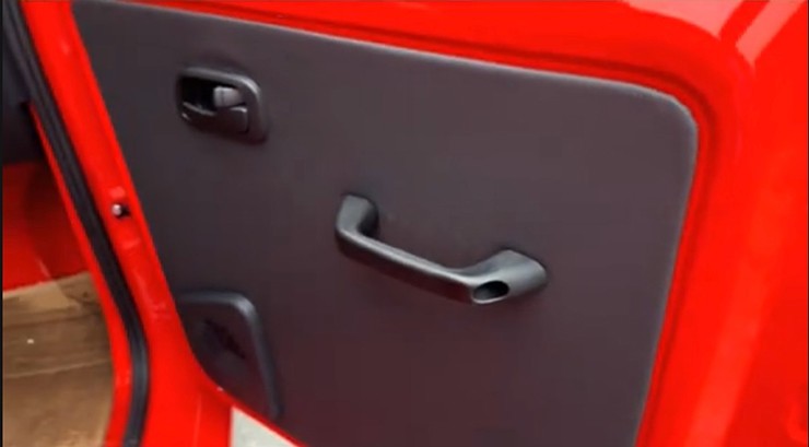 Cửa xe thực tế đã không còn tay quay nâng hạ kính