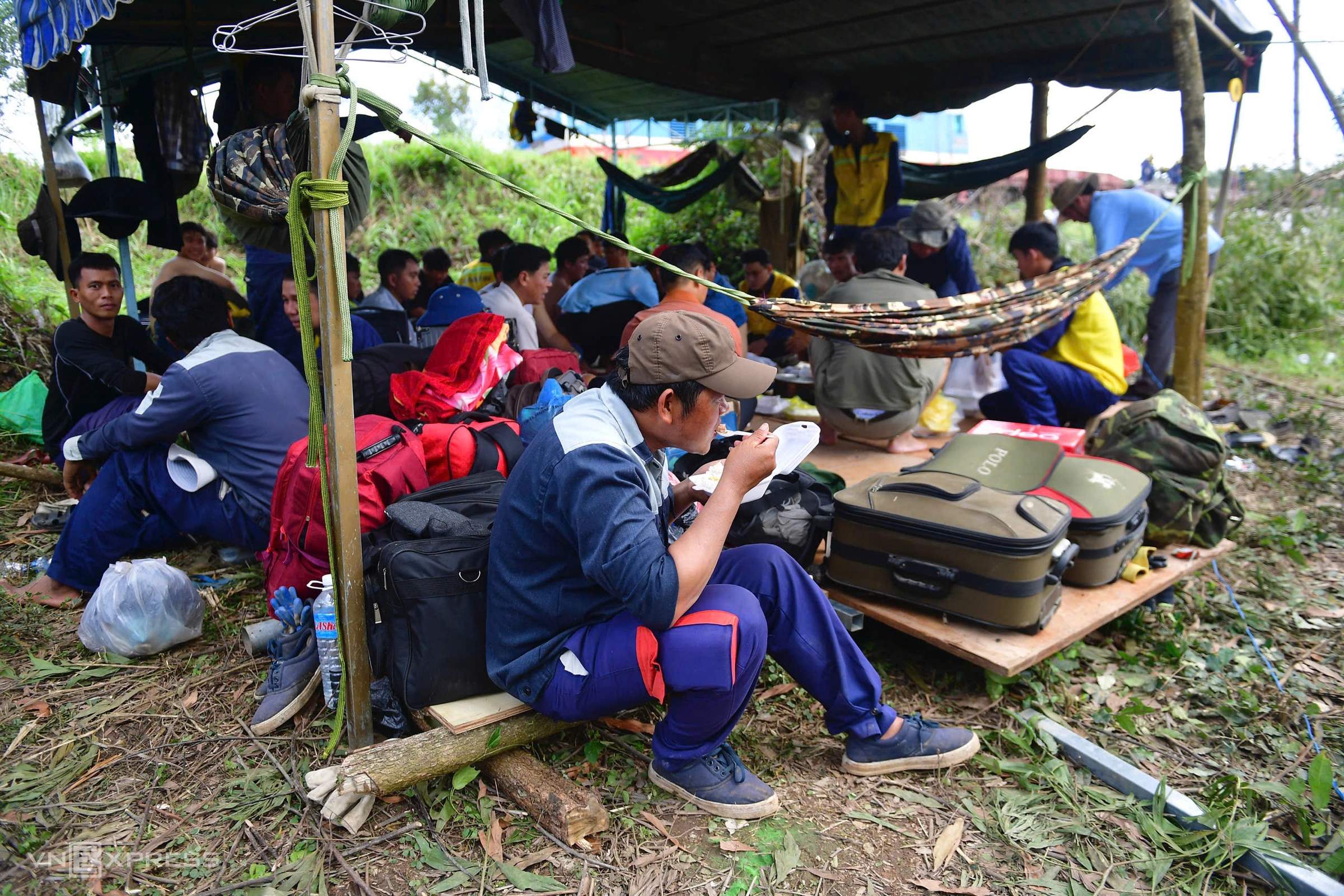 Đường sắt võng xuống sông do bão Kalmaegi tàn phá - 15