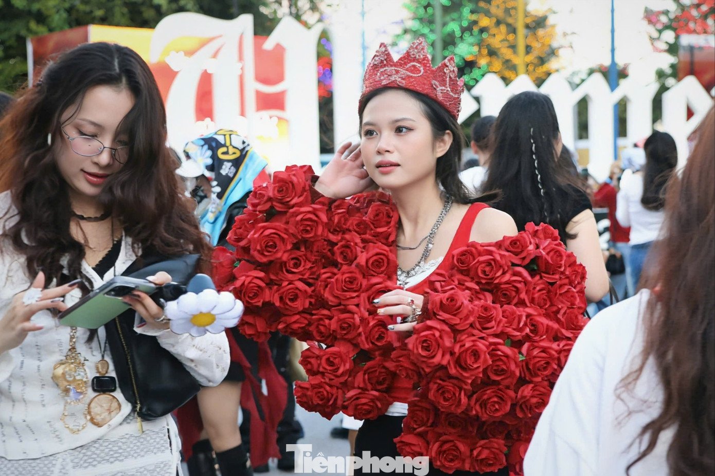 Không ít người hâm mộ mặc theo phong cách của trưởng nhóm Big Bang, đội mũ “bà thím” từng gây sốt đầu năm 2025. Áo khoác lông, đính hoa hồng… cũng được nhiều fan lựa chọn “cover” lại.