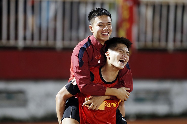 Tiền vệ Việt kiều Trần Thành Trung bị chấn thương được tiền đạo Nguyễn Quốc Việt cõng ra chia vui cùng đồng đội. Ninh Bình FC đang sở hữu chuỗi 35 trận liên tiếp bất bại ở các giải quốc nội.