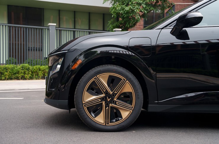 Giá xe VinFast VF 7 tháng 11/2025, từ 799 triệu đồng - 7