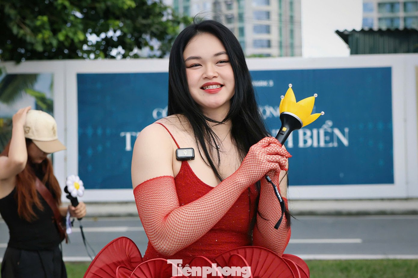 Không ít người hâm mộ mặc theo phong cách của trưởng nhóm Big Bang, đội mũ “bà thím” từng gây sốt đầu năm 2025. Áo khoác lông, đính hoa hồng… cũng được nhiều fan lựa chọn “cover” lại.