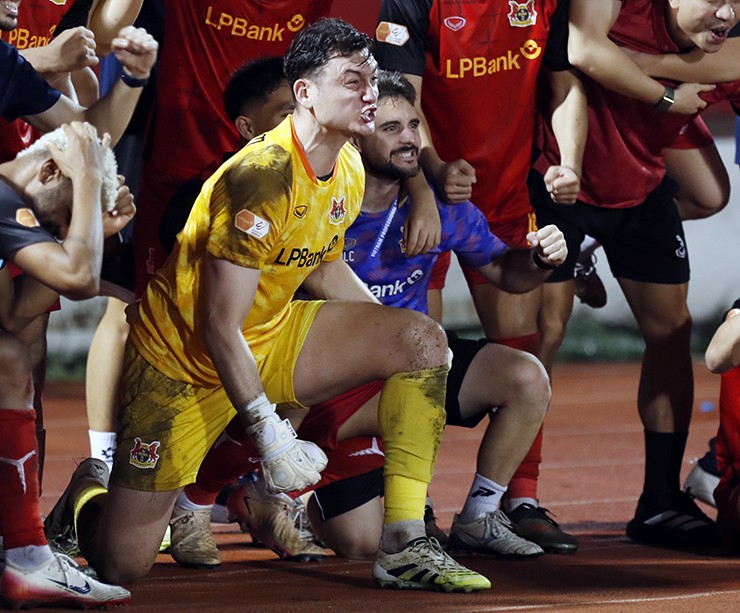 Thủ thành Đặng Văn Lâm có màn ăn mừng vô cùng cảm xúc, cứ như Ninh Bình vừa lên ngôi vô địch V-League. Thủ môn Việt kiều liên tục hét lớn trước ống kính phóng viên và còn đập chai nước xuống sân để ăn mừng.