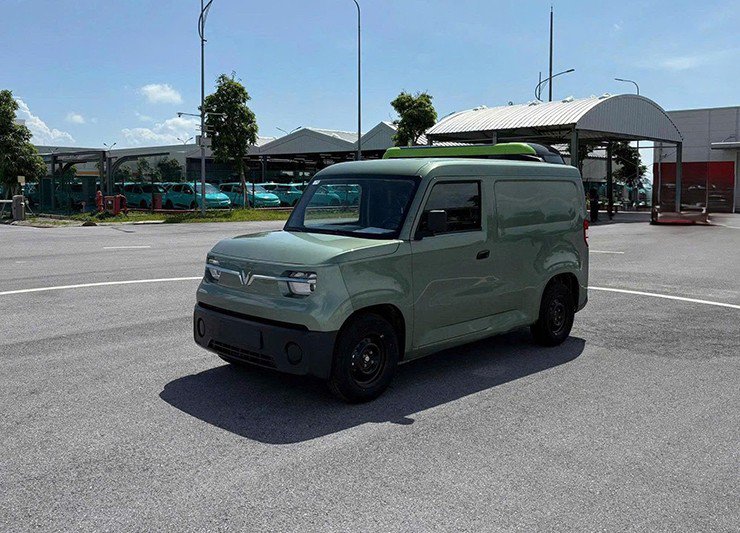 VinFast EC Van có giá bán lẻ đề xuất 285 triệu đồng và được miễn phí sạc tại các trạm V-Green đến năm 2027, theo chính sách của hãng xe Việt