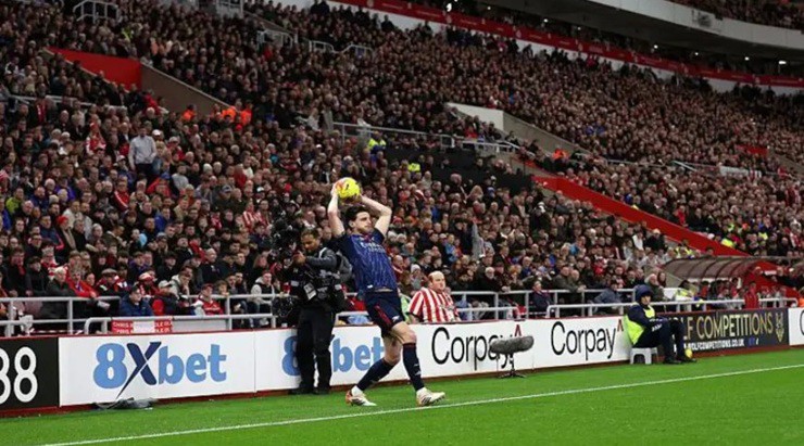 Các biển quảng cáo xung quanh sân Ánh sáng đã được di chuyển gần vào trong, nhằm giới hạn không gian cho các cầu thủ Arsenal thực hiện những đường ném biên dài