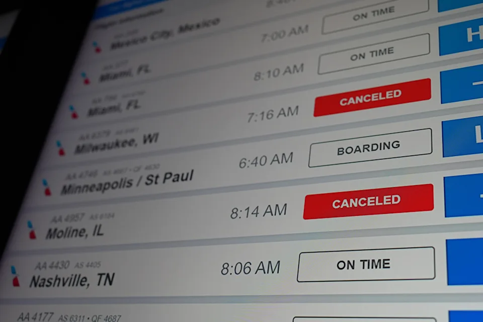 Các chuyến bay bị hủy được hiển thị tại Sân bay Quốc tế O'Hare ở Chicago vào ngày 7/11.