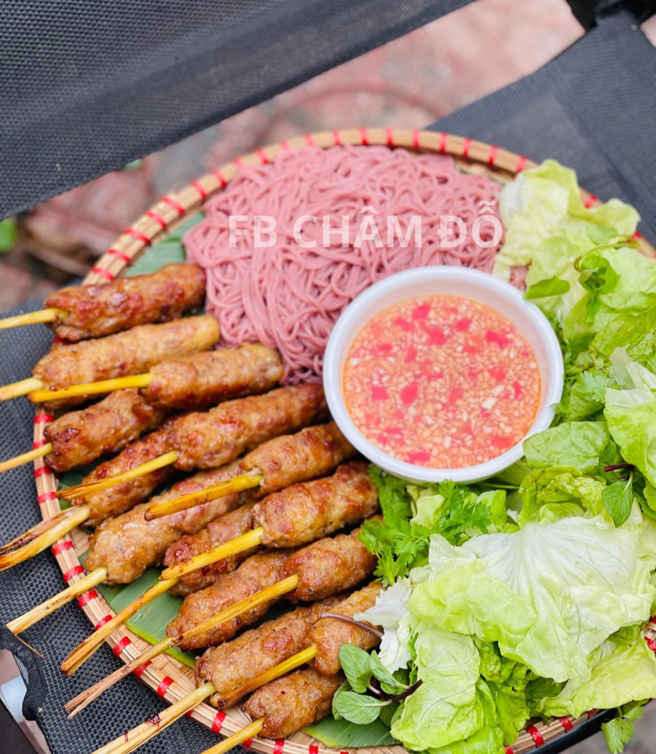 Nem lụi ăn kèm bún và các loại rau sống rất ngon, trẻ con hay người lớn đều mê!