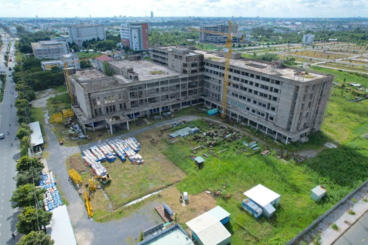 Bệnh viện Ung bướu Cần Thơ "đắp chiếu" sau nhiều năm thi công dở dang.