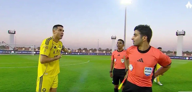 Ronaldo bị ghi lại cảnh chỉ trích trọng tài bằng lời lẽ&nbsp;mỉa mai