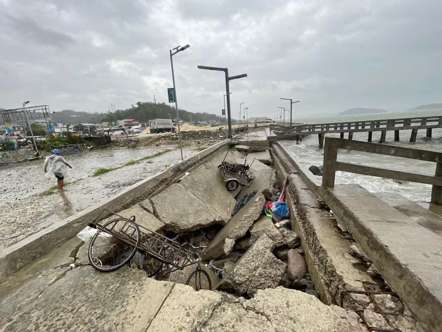Đê chắn sóng ở thành phố Catbalogan, Philippines bị vỡ khi siêu bão Fung-wong đổ bộ (ảnh: Reuters)