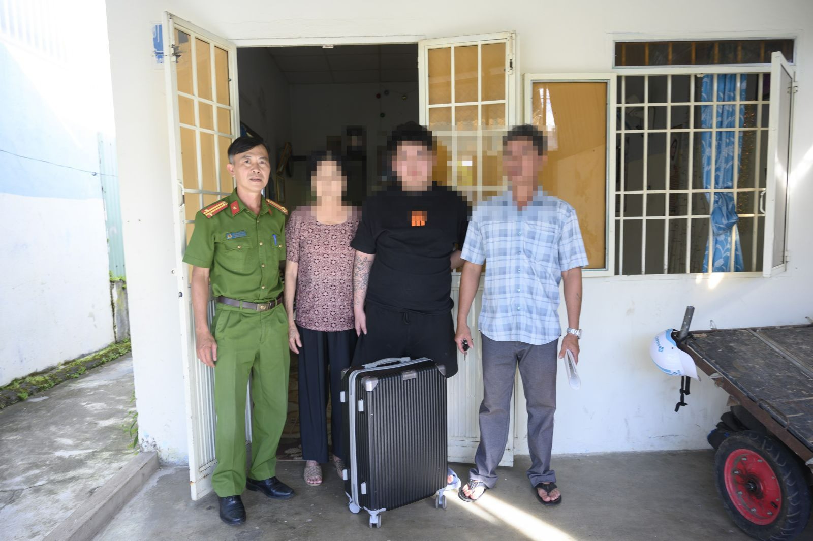 H. trở về trong niềm vui của gia đình. Ảnh: CA