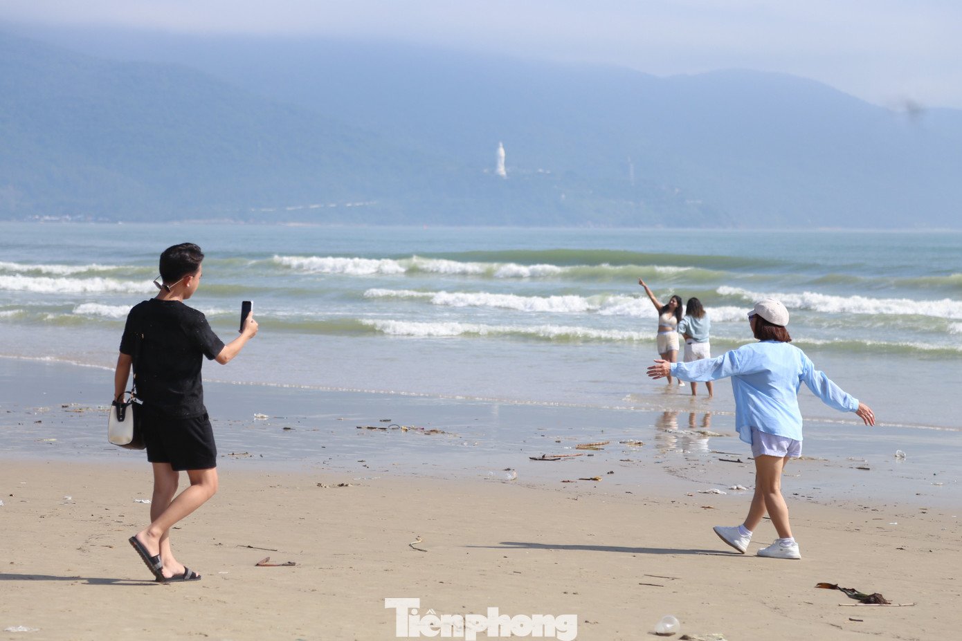 Bãi biển Đà Nẵng lại sạch đẹp như chưa hề có... bão - 16