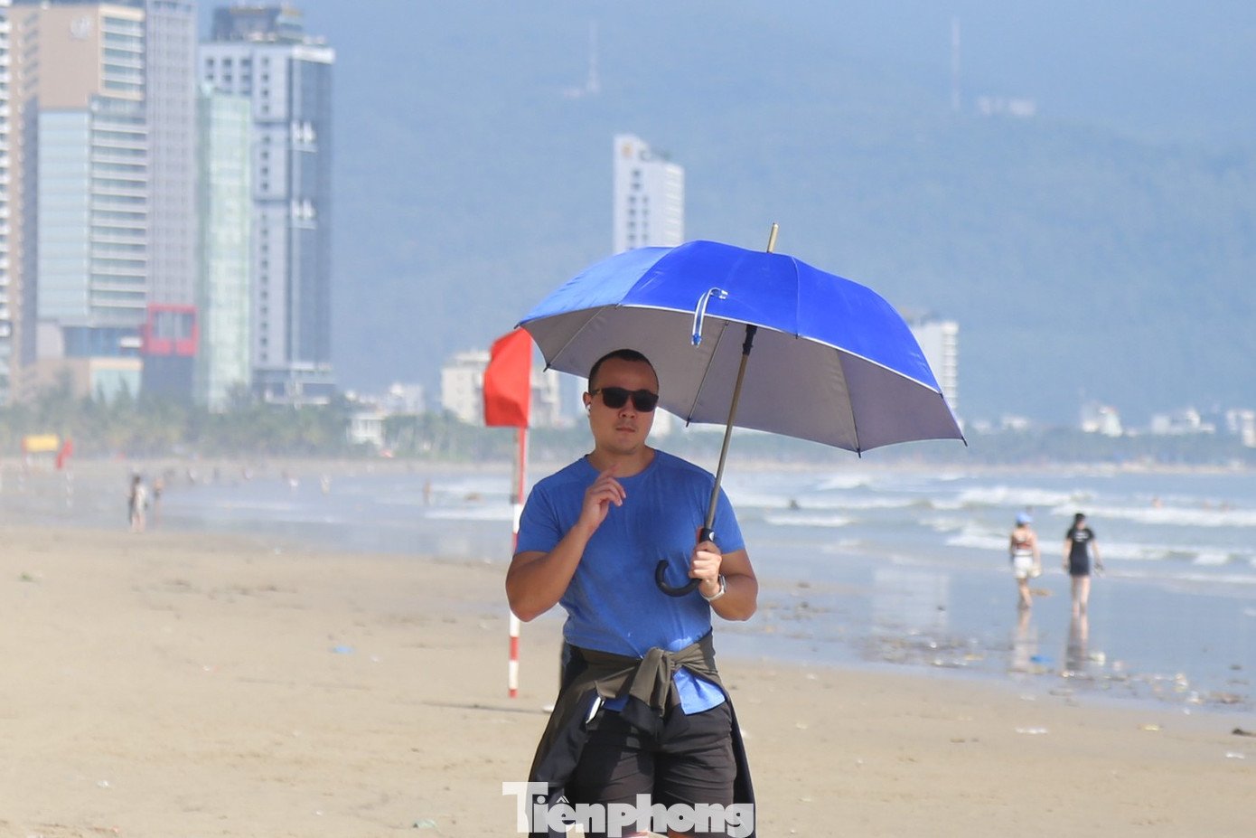 Bãi biển Đà Nẵng lại sạch đẹp như chưa hề có... bão - 18