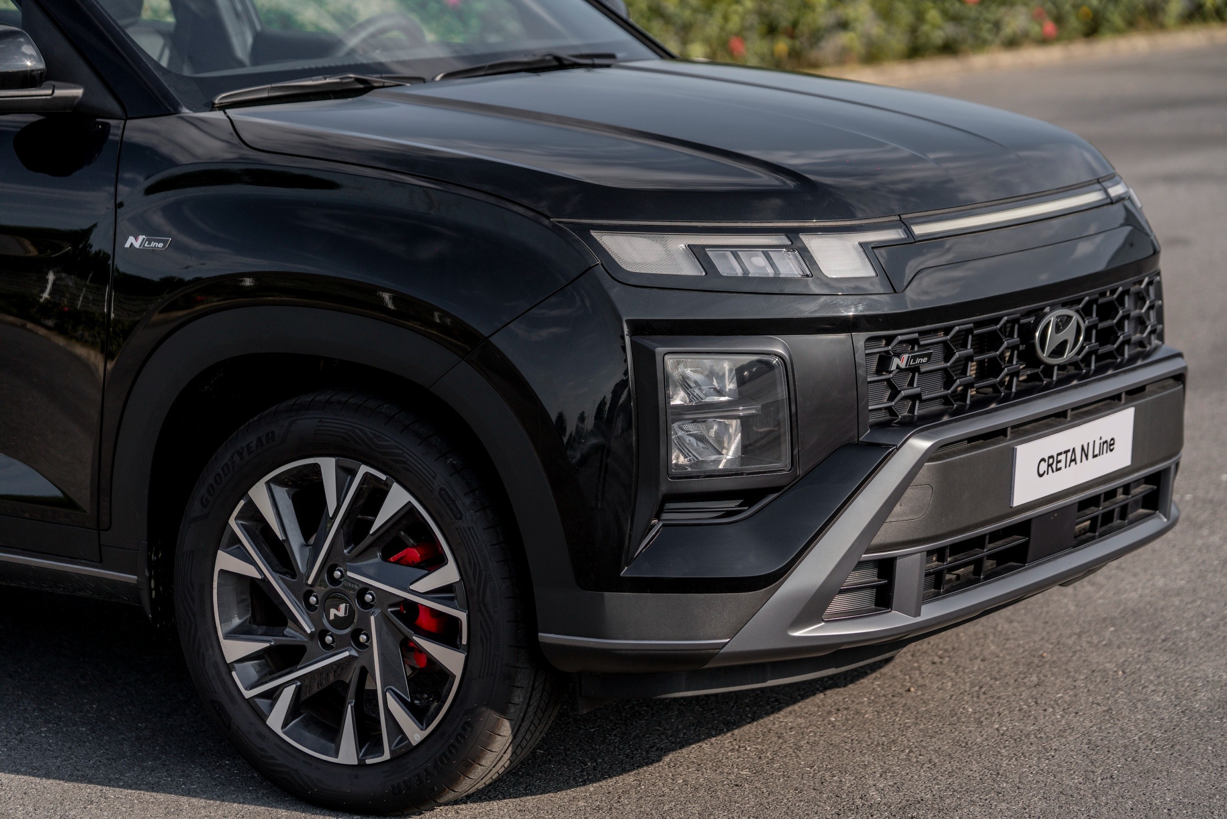 Cụm đèn chiếu sáng tiếp tục được đặt thấp và tạo ra sức hút mạnh mẽ.