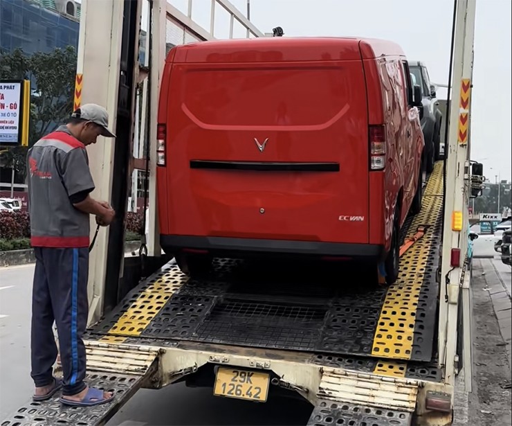 Chiếc VinFast EC Van được đưa về đại lý