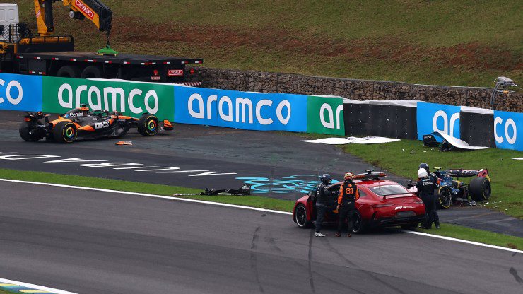 Piastri rời khỏi cuộc đua sau tai nạn tại góc cua thứ 3