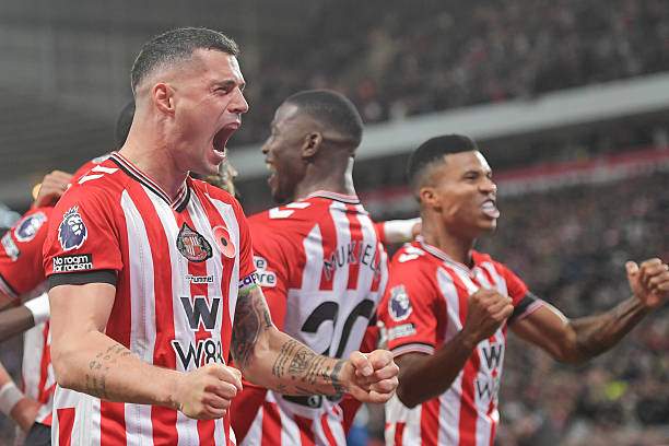 Granit Xhaka và các đồng đội Sunderland giải cứu 1 điểm trước Arsenal để tiếp tục cuộc đua top 5