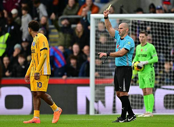 Rutter ăn thẻ vàng vì ngã vờ dù ban đầu câu được quả penalty cho Brighton