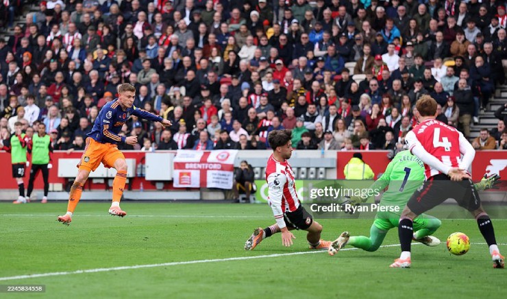 Trực tiếp bóng đá Brentford - Newcastle: "Chích chòe" thủng lưới bàn thứ 3 (Hết giờ) - 1