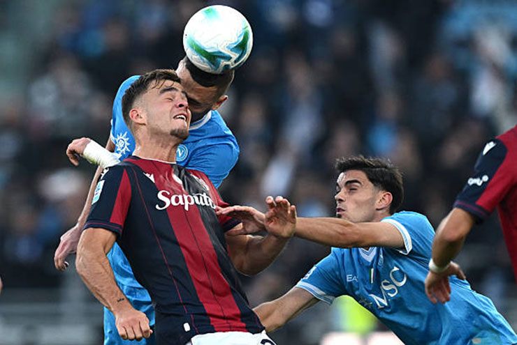 Napoli (áo xanh) tỏ ra rất chật vật trước Bologna