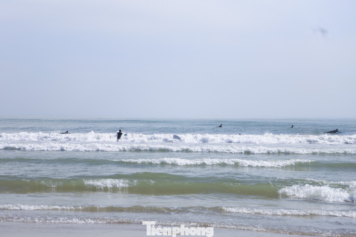 Bãi biển Đà Nẵng lại sạch đẹp như chưa hề có... bão - 4
