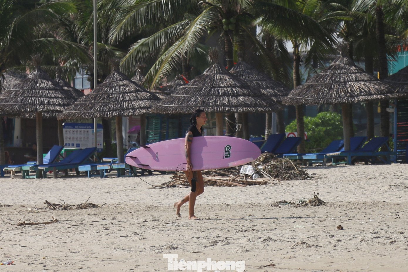 Bãi biển Đà Nẵng lại sạch đẹp như chưa hề có... bão - 5