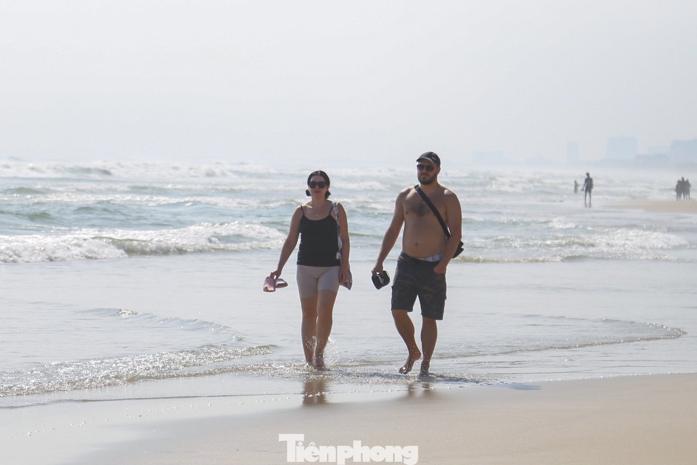 Bãi biển Đà Nẵng lại sạch đẹp như chưa hề có... bão - 6