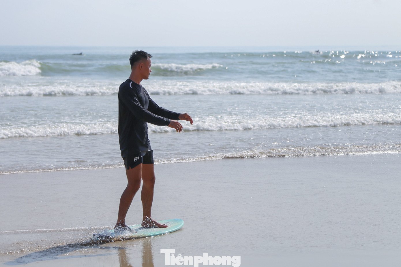 Bãi biển Đà Nẵng lại sạch đẹp như chưa hề có... bão - 7