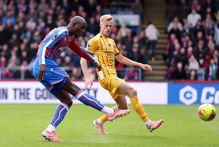 Mateta bỏ lỡ cơ hội đầu tiên của trận đấu ở phút thứ 3