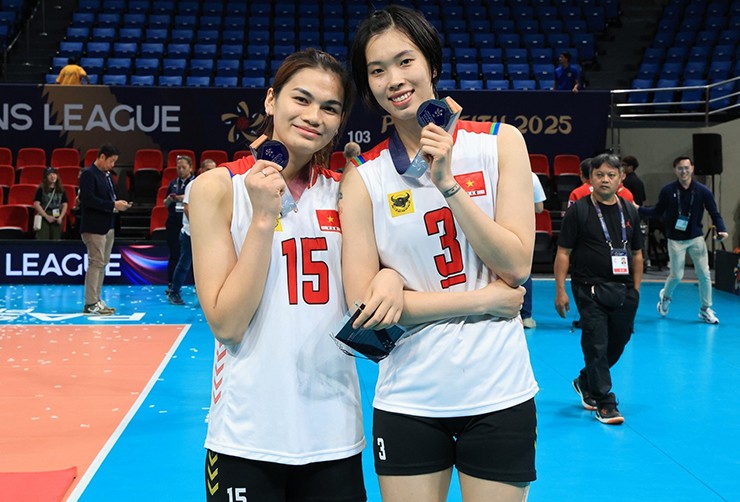 Vi Thị Như Quỳnh (số 15) gây "sốt" trên thị trường chuyển nhượng