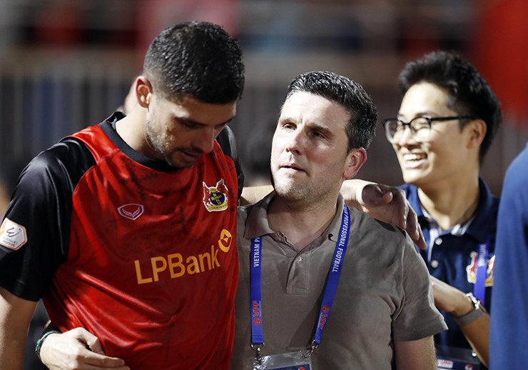 HLV người Tây Ban Nha ăn mừng chiến thắng cùng học trò.